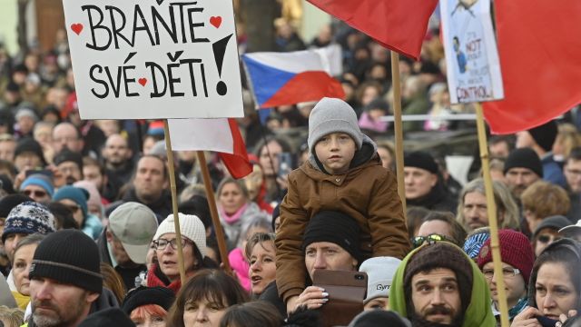 „Braňte své děti.“ Tisíce lidí v Praze brojí proti povinnému očkování